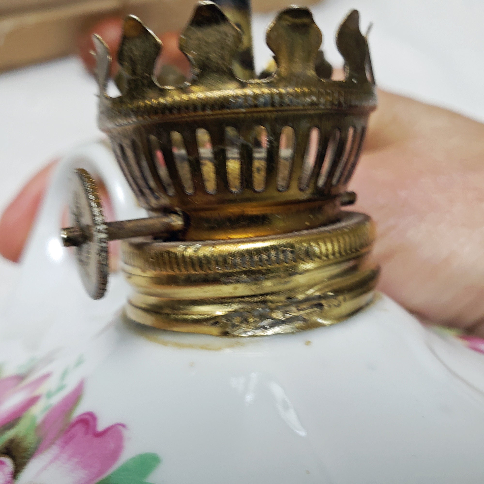 オイルランプ　アンティーク　白　お花 小さな磁器オイルランプ ヴィンテージ ホワイト 花柄 磁器 6 1/2