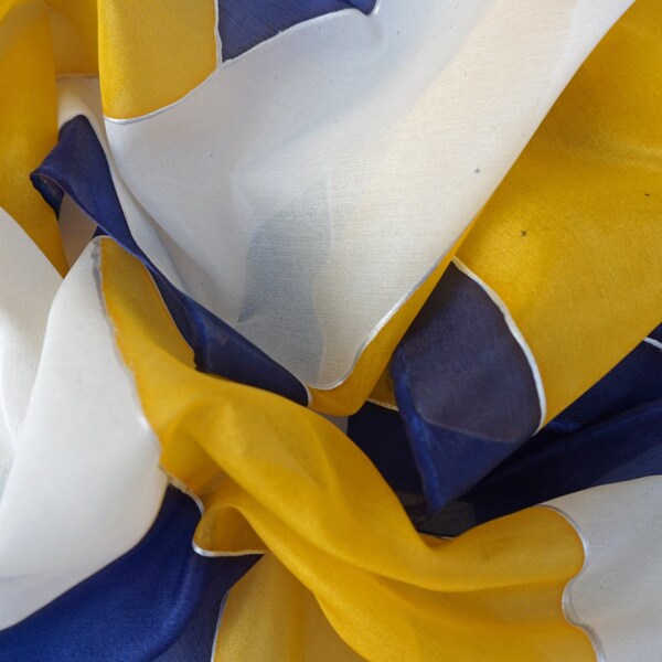 Foulard en soie peint à la main, motif géométrique bleu, jaune et blanc