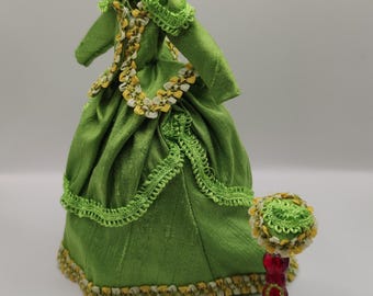 Set of dress, bonnet and bag. In wild silk. 1:12 scale. Dollhouse miniatures.
