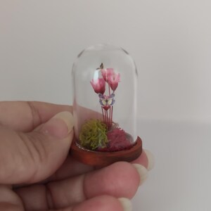 Glass urn, with preserved natural flowers, 1:12 scale.