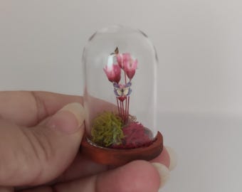 Glass urn, with preserved natural flowers, 1:12 scale.