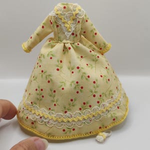 Detachable dress and handbag, 1:12 scale. Dollhouse miniature.