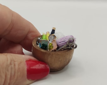 Costurero escala 1:12. Miniatura para casa de muñecas.