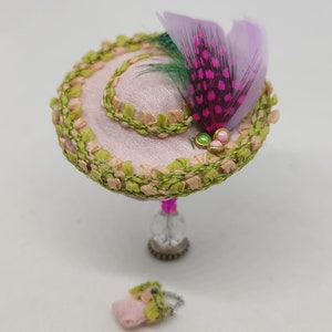 Hat and bag set, 1:12 scale. Miniature for dollhouse.
