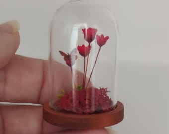 Glass urn, with preserved natural flowers, 1:12 scale.