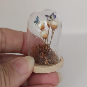 Glass urn, with preserved natural flowers, 1:12 scale.
