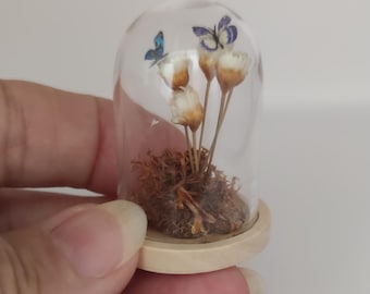 Glass urn, with preserved natural flowers, 1:12 scale.