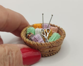 Costurero escala 1:12. Miniatura para casa de muñecas.