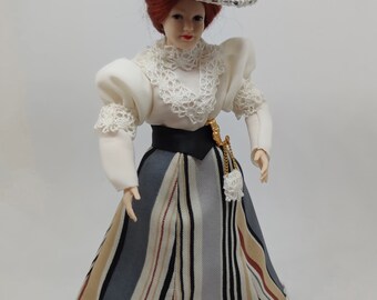 Removable skirt, shirt, hat and bag set, 1:12 scale. Dollhouse miniature.