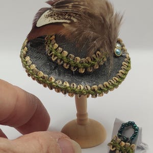 Hat and bag set, 1:12 scale. Miniature for dollhouse.