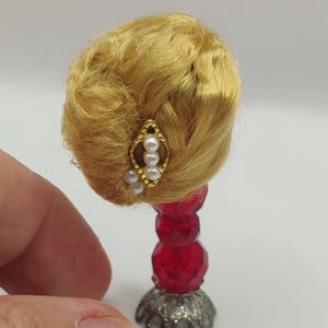 1/12 scale wig, dollhouse miniature.