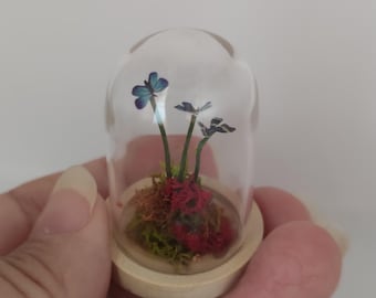 Glass urn, with preserved natural flowers, 1:12 scale.