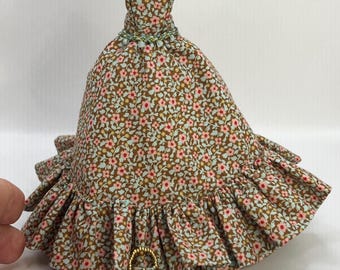 Set of dress, bonnet and bag. In wild silk. 1:12 scale. Dollhouse miniatures.