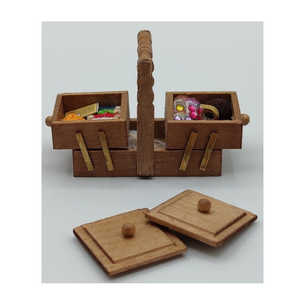 Holzfaltschneiderin, Maßstab 1:12. Miniatur für Puppenhäuser.