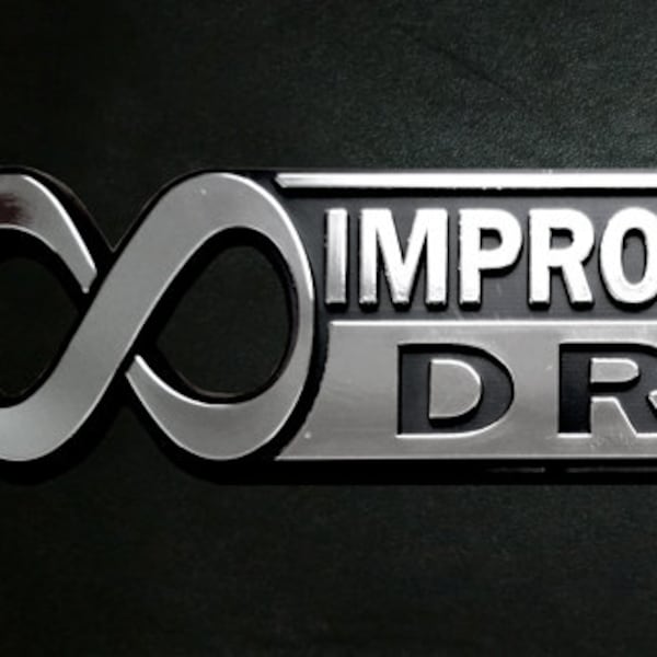 Emblema del coche "Conducción de improbabilidad infinita" de la Guía del autoestopista galáctico
