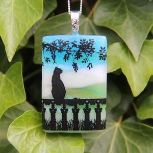 Pendentif dichroïque paysage chat et fleurs, collier en verre dichroïque chat, collier en verre fusionné, pendentif en verre fusionné, dichroïque arc-en-ciel