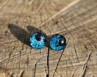 Boucles d’oreilles à clous dichroïques bleu turquoise, argent sterling, boucles d’oreilles en verre fondu, dichroïques éclaboussées, boucles d’oreilles à clous en verre, boucles d’oreilles dichroïques bleues