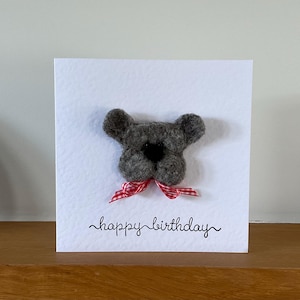 Jolie carte d'anniversaire avec un ours en peluche feutré à l'aiguille