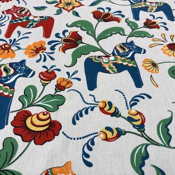 Nappe en coton beige avec chevaux Dala suédois rouge bleu orange, design scandinave, tissu suédois, coureur de chevaux Dala, cadeau de Noël