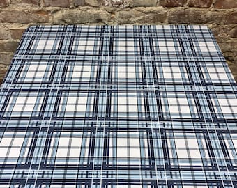 Könnte beinhalten: Weiße Tischdecke mit schwarzem und blauem Karomuster.