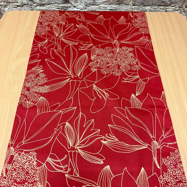Camino de mesa de algodón rojo: diseño escandinavo con estampado floral dorado