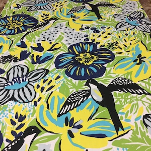 Weiße Tischdecke mit blauen und gelben Blumen und Vögeln, Vögel Garten, bunte Tischdecke, animierte Vögel und Blumen, Muttertagsgeschenk