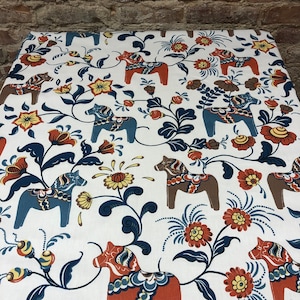 White cotton tablecloth with red and blue and brown Swedish Dala Horses, Scandinavian design, Christmas gift, Dala horses runner