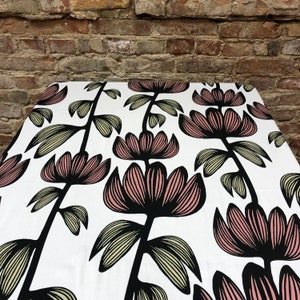White tablecloth with black and pink striped flowers, stylized flowers, modern style, rectangle tablecloth, Scandinavian design