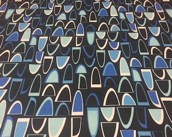 Könnte beinhalten: Ein schwarzer Stoff mit einem sich wiederholenden Muster aus blauen und weißen geometrischen Formen. Die Formen sind versetzt angeordnet und ähneln Bögen und Halbkreisen.