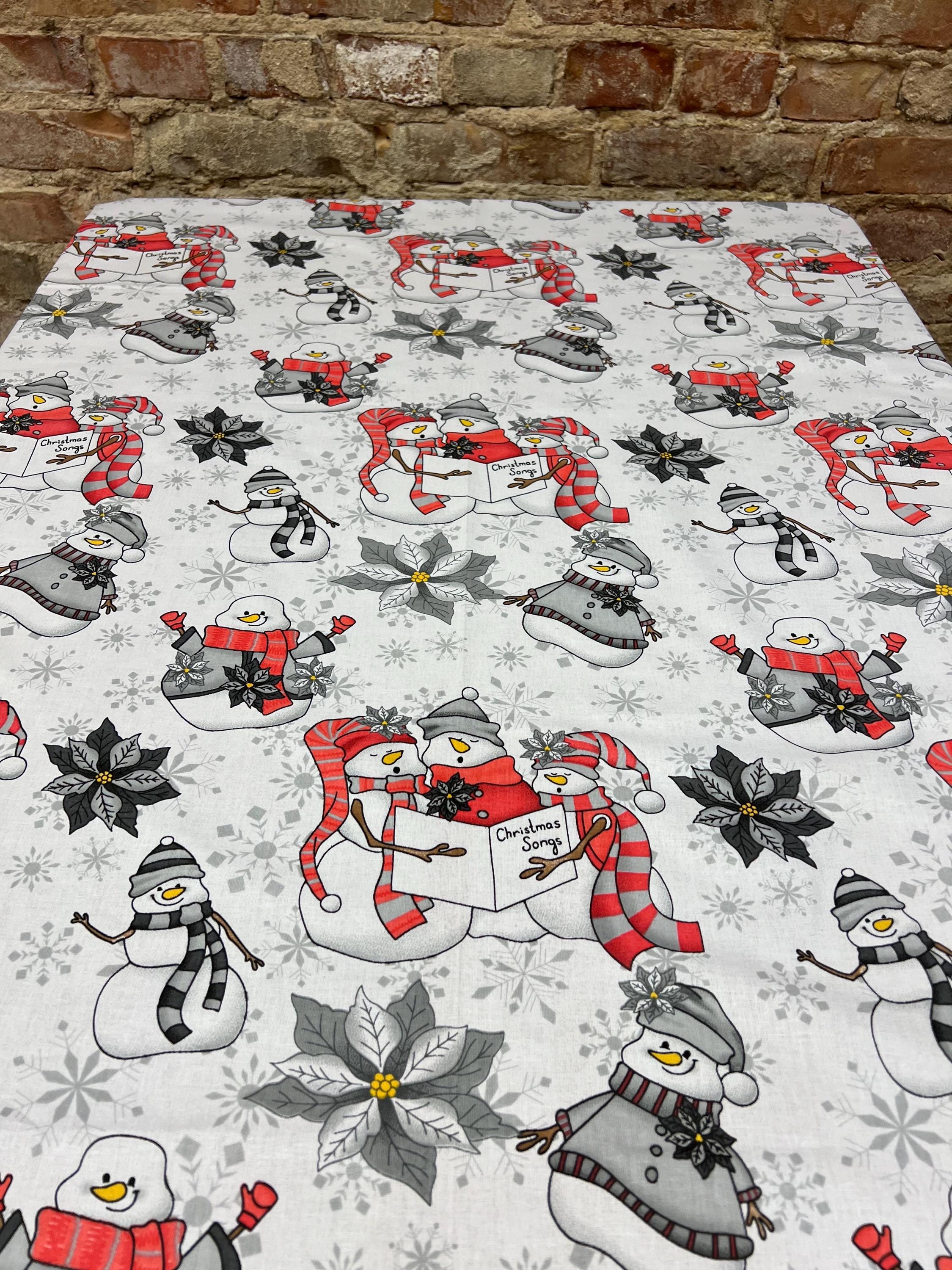 Tovaglia Natalizia Rettangolare 152x304 Cm - Albero Di Natale Rosa, Babbo Natale, Pupazzo Di Neve E Camion - Decorazione Tavola Per 10-12 Persone