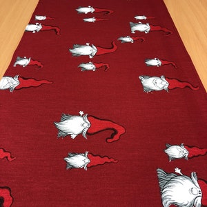 Könnte beinhalten: Roter Tischläufer mit einem weißen Gnom-Muster. Die Gnome tragen rote Mützen und haben weiße Bärte.