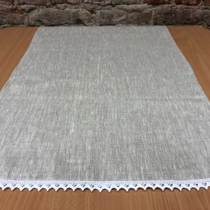 Runner da tavola in lino grigio naturale con pizzo bianco
