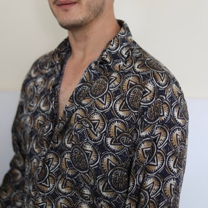Vintage 90s Robert Stock men’s/ unisex / women paisley print silk dark navy blue button up long sleeve button down shirt size L