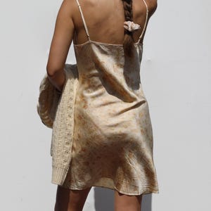 Vestido camisero de seda único, teñido a mano con plantas, para mujer, tallas XS-S, con tirantes finos cortos y bies teñido anudado en beige y amarillo dorado.