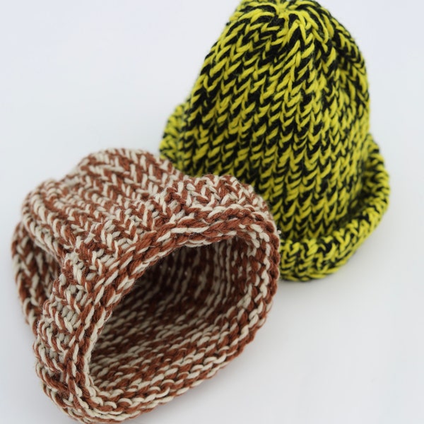 Bonnets handknit Brown Green Black White, chapeau d’hiver, chapeaux de laine tricotés unisexes, chapeau fait main unique en son genre, chapeau en tricot bicolore de forme ample