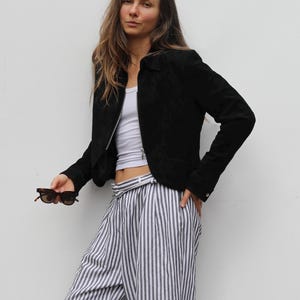 VTG abgeschnittene Moto-Schwarz-Wildlederjacke, abgeschnittene Lederreißverschlussjacke, eleganter, lässiger Ledermantel, weicher Ledermantel XS-S, Boleromantel