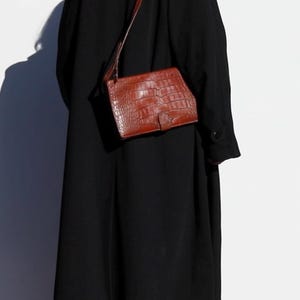 Bolso de noche Liz Claiborne de piel marrón/roja con relieve de cocodrilo, modelo VTG de los años 90, bolso de mano para uso diario, bolso grande, bolso de hombro de piel de serpiente, bolso elegante