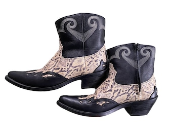 Unisex VTG Durango Cowboy Western Black & White Snakeskin Print Leather Ankle Booties, Unisex pull on shooties, pointed toe ankle boots 7D