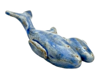 Figura de ballena azul jorobada de cerámica hecha a mano para decoración de escritorio, mesa o estante.