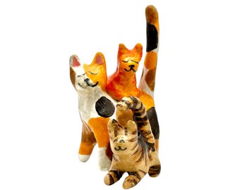 Soporte para anillos de cerámica pintada a mano con figuras de una familia de gatos hechas a mano
