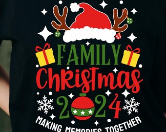 Könnte beinhalten: Schwarzes T-Shirt mit einer rot-weißen Weihnachtsmannmütze, grünen Rentiergeweihen und dem Text "FAMILY Christmas 2024 MAKING MEMORIES TOGETHER".
