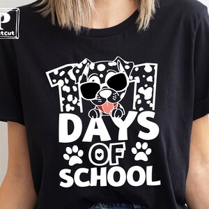 K&ouml;nnte beinhalten: Schwarzes T-Shirt mit einer wei&szlig;en Grafik eines Dalmatiners mit Sonnenbrille und dem Text "101 Tage Schule".