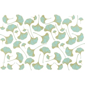 Może przedstawiać: Białe tło z wzorem tealowych i złotych liści miłorzębu. Liście są ułożone w losowym wzorze i wszystkie skierowane są w tym samym kierunku.