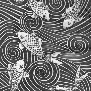Può includere: Illustrazione in bianco e nero di quattro pesci koi che nuotano in un motivo a onde vorticose. I pesci sono stilizzati e hanno un design giapponese tradizionale.
