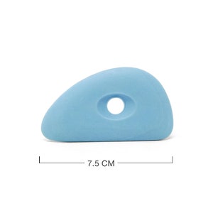 K&ouml;nnte beinhalten: Ein hellblauer Klettergriff mit einem Loch in der Mitte. Der Griff ist 7,5 cm breit.