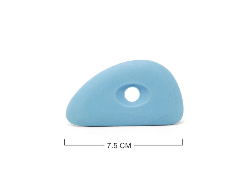 K&ouml;nnte beinhalten: Ein hellblauer Klettergriff mit einem Loch in der Mitte. Der Griff ist 7,5 cm breit.