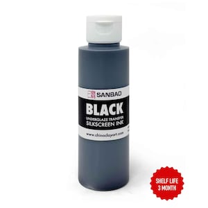 Puede incluir: Una botella negra de tinta de serigrafía de transferencia bajo esmalte con una etiqueta blanca que dice "Sanbao Black Underglaze Transfer Silkscreen Ink www.chinaclayart.com". La botella tiene una tapa blanca y un círculo rojo con el texto "Shelf Life 3 Month".