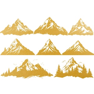 Op de afbeelding: Een set van acht gouden berg silhouet illustraties. De bergen zijn in verschillende maten en vormen, sommige met besneeuwde toppen. De illustraties zijn perfect om een vleugje natuur toe te voegen aan elk ontwerp project.