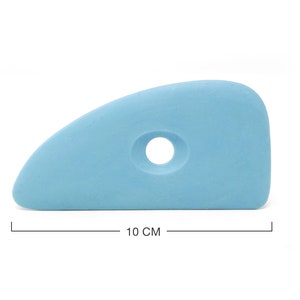 K&ouml;nnte beinhalten: Ein hellblaues Keramik-Skulpturwerkzeug mit einem Loch in der Mitte. Das Werkzeug ist 10 cm lang.