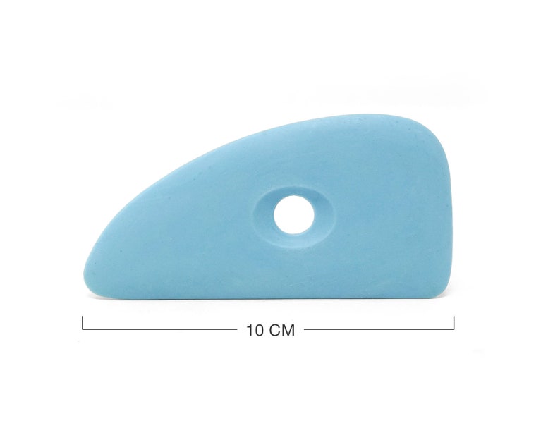 K&ouml;nnte beinhalten: Ein hellblaues Keramik-Skulpturwerkzeug mit einem Loch in der Mitte. Das Werkzeug ist 10 cm lang.